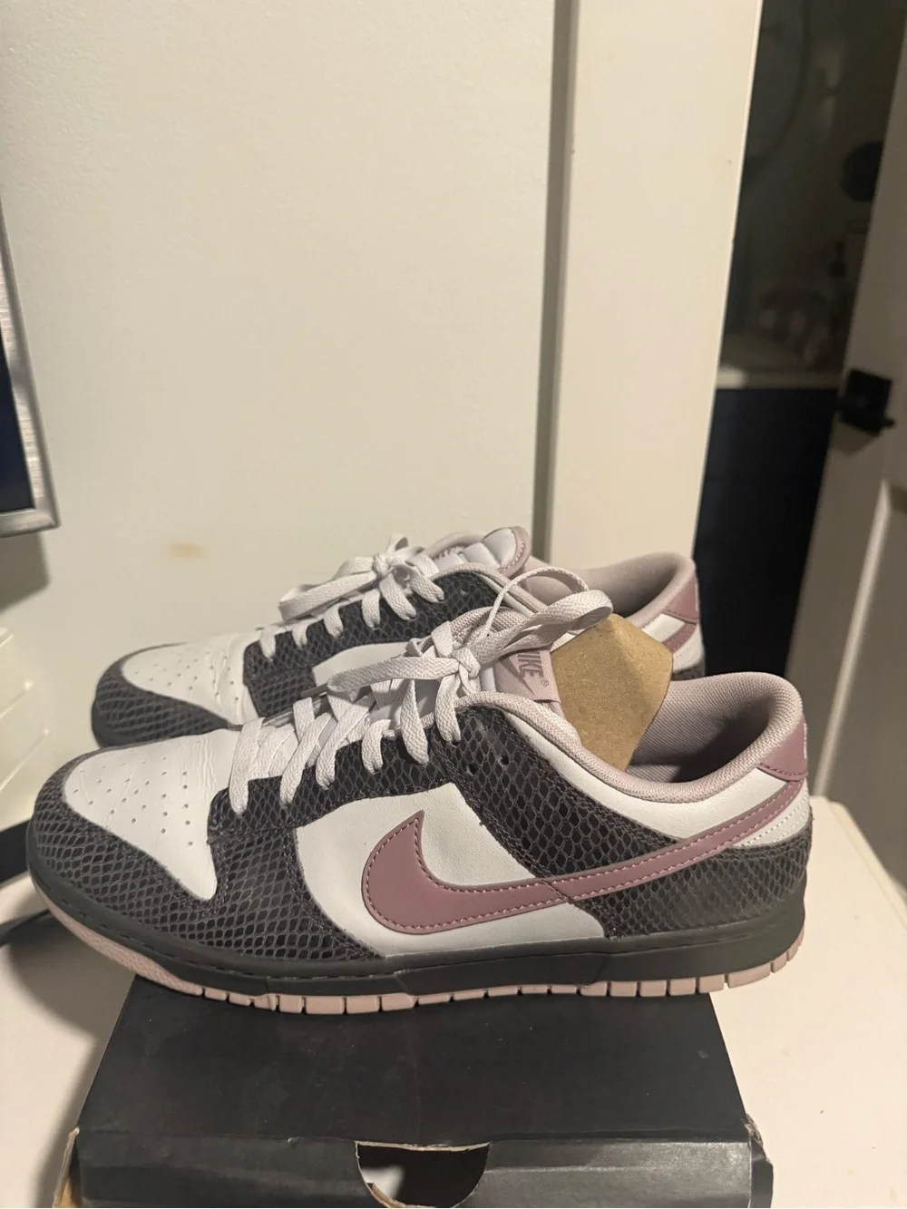 Nike Men's Low-Top Sneakers in White, Black & Mauve